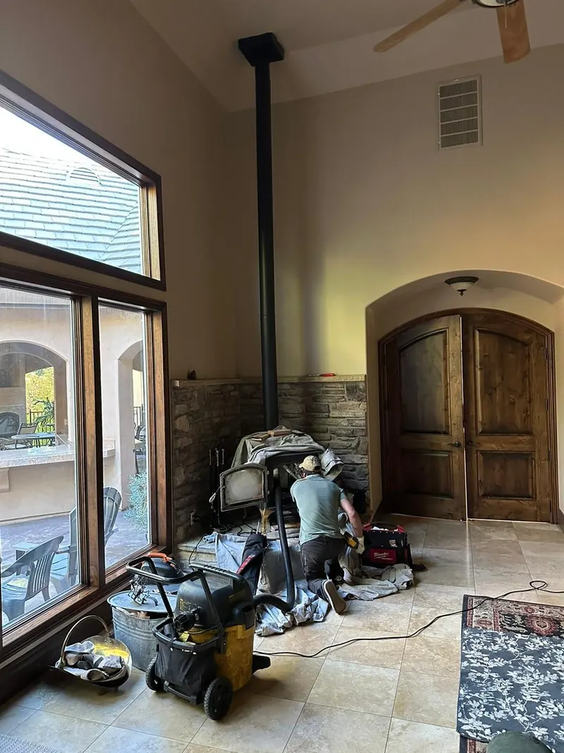 Freestanding wood stove and its flue serviced
